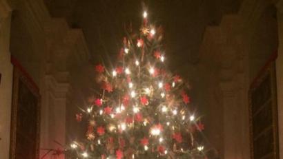 Bild: trj
Der Christbaum in der Wallfahrtskirche St. Quirin ist geschmückt mit Strohsternen und roten Wachsanhängern. Davor steht die Krippe, die bei der Christnacht am Heiligen Abend um 24 Uhr im Mittelpunkt steht.