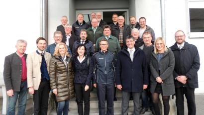 Bild: exb
Die CSU-Kreistagsfraktion mit Landrat Andreas Meier, MdL Dr. Stephan Oetzinger und Fraktionsvorsitzenden Edgar Knobloch sprachen beim Weihnachtsbesuch dem Zoll, der Bundespolizei und der Grenzpolizei Wertschätzung und Dank aus. Mit dabei waren Vertreter der Waidhauser CSU.