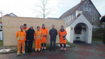 Bild: Roland Strehl
Auf dem Bild begutachten Bürgermeister Roland Strehl (Dritter von links) gemeinsam mit Gemeindewahlleiter Wolfgang Roggenhofer (Zweiter von rechts) die Arbeit der Bauhofmitarbeiter (von links) Michael Reindl, Bernhard Schißlbauer, Norbert Schlosser, Tobias Birner und Jürgen Kohl bei der Aufstellung der Plakatierungstafel am Köferinger Dorfplatz.