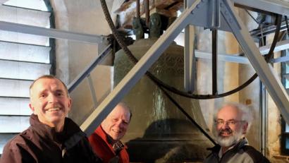 Bild: mab
Um die schweren Eisenklöppel an Ort und Stelle auf den 36 Meter hohen Glockenturm zu schaffen, mussten alle mit anpacken: (von links) Peter Irlbacher, Michael Koch und Pfarrer Heinrich Rosner.