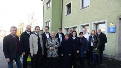 Bild: bey
Mitglieder der CSU-Fraktion im Kreistag, CSU-Kreisvorsitzender Stephan Oetzinger und Landrat Andreas Meier informierten sich am Dienstagmittag über die Arbeit der Polizeiinspekton Neustadt/WN. Erster Polizeihauptkommissar Herrmann Weiß (hintere Reihe, 3. von rechts) erstattete einen umfangreichen Bericht und stellte zugleich Polizeihauptkommissar Georg Fritsch (2. von rechts) als neuen Stellvertreter vor.