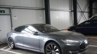 Bild: Gabi Schönberger
Da steht er: Seit über zwei Jahren wird das "Tatfahrzeug", ein Tesla "Model S", in einer Fahrzeughalle der Polizei aufbewahrt.