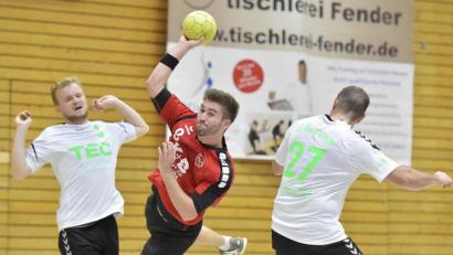 Bild: Ziegler
Fallwurf: Jonas Rohrbach (Mitte) trifft und würde gerne gegen Erlangen-Bruck sein Torekonto verbessern.