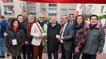 Bild: exb/Nicolas Fagot
Oberbürgermeister Kurt Seggewiß (Zweiter von rechts) und sein Amtskollege aus Maccerata Romano Carancini (Fünfter von links) erhalten von OB André Santini (Fünfter von rechts) die Medaille der Partnerstadt Issy.