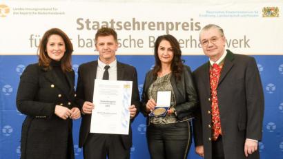 Bild: Tobias Hase
Ministerin Michaela Kaniber (von links) übergab den Staatsehrenpreis an Kurt und Alexandra Scherl. Landesinnungsmeister Heinz Hoffmann gratulierte.