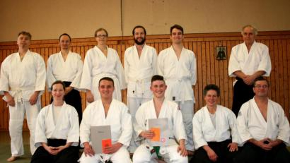 Bild: Kathleen Walberer/exb
Das Bild zeigt die Trainingsgruppe in Premenreuth mit Werner Winkler (hinten rechts) sowie Kathleen Walberer, Volodymyr Kulykovskyi, Nikolai König, Margret Schels und Eugen Truderung (vorne von links).