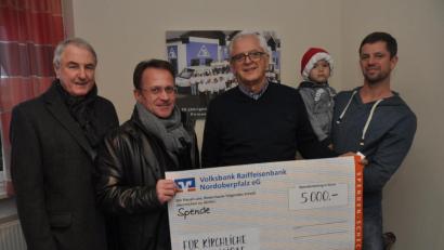Bild: dob
Michael mit Söhnchen Elias und Wolfgang Töppel (von rechts) haben 5000 Euro an die katholische Pfarrgemeinde für ihre vielfältigen Aufgaben überreicht. Dekan Alexander Hösl (Zweiter von links) und Kirchenpfleger Günter Hassmann (links) haben das Geld dankbar angenommen.