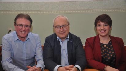 Bild: ws
SPD-Ortsvorsitzender Robert Birkner (links) konnte Gottfried Beer als Bürgermeisterkandidaten vorstellen. Unterstützung versicherte auch Grünen-Abgeordnete Anna Toman.
