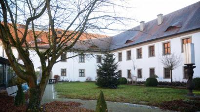Bild: Gabi Schönberger
Still ruht der Innenhof von Regionalbibliothek und Keramikmuseum.Seit vor fünf Jahren ein Grundentgelt von 500 Euro pro Veranstaltungstag erhoben wurde, findet im ehemaligen Geheimtipp keine Kultur mehr statt. Jetzt hat der Stadtrat das Entgelt wieder gestrichen.