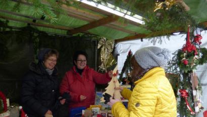 Bild: mng
Der Stand des Missionsausschusses gehört zum Christkindlmarkt. Mit den dort verkauften Waren wurde ein Erlös von stolzen 2100 Euro erzielt, das sieben gemeinnützigen Einrichtungen in der Region zufließt.