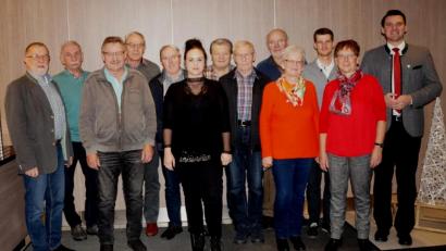 Bild: weu
Landrat Thomas Ebeling (rechts) und Bürgermeister Johann Graßl (links) dankten den Bürgerbusfahrern für ihr ehrenamtliches Engagement. Maria Walbrun (Zweite von rechts) wurde verabschiedet, Werner Klostermann (Zweiter von links) wurde zum 70. gratuliert.