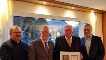 Bild: exb/Lions Club Weiden
Gerd Moser, ehemaliger Kepler-Chef und einstiger Lions-District-Governor (Zweiter von rechts) feierte 80. Geburtstag. Anton Forster (von links), Frank Wohl und Präsident Michael Richthammer vom Lions-Club Weiden gratulieren.