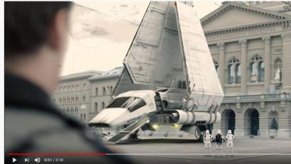 Bild: Youtube/Kantonpolizei Bern
In ihrem Video hat es die Polizei in Bern mit einem falsch geparkten Raumschiff zutun.