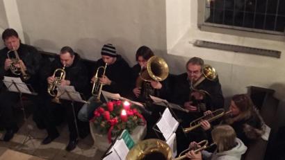 Bild: rrd
Der Posaunenchor schart sich um das Taufbecken.