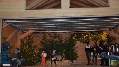 Bild: gi
Das dritte und letzte Adventsfenster wurde in Grub geöffnet. Dazu stellte Familie Reisnecker ihre Garage zur Verfügung. Die Dorfgemeinschaft hatte dazu eingeladen und alles durchgeführt. Es war ein lebendiges Adventsfenster mit den Kindern aus dem Ort.