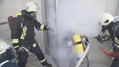 Bild: egl
Hier wurde ein Kellerbrand mit Personen in Gefahr geübt. Der Tag an der Feuerwehrschule brachte viele neue Erkenntnisse.
