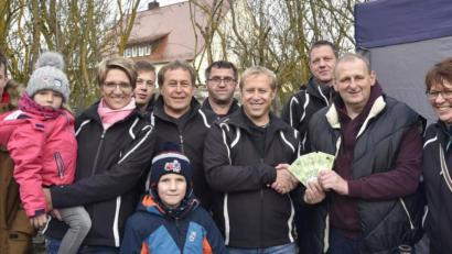 Bild: ü
Spendenübergabe des Stammtisches "Hütten Carver" an den Verein "Hilfe für Anja".