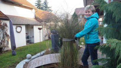 Bild: bl
Sabine Sorgenfrei ist glücklich mit ihrem "Themengarten", in dem sie vor dem Winter die Gräser zusammenbindet. Auch Hortensien , Lavendel und Clematis gedeihen hier ohne großen Aufwand.