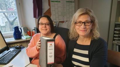 Bild: exb/Susanne Götte
Ordnerübergabe im Büro des Simultankirchen-Radweges: Die langjährige Mitarbeiterin Sandra Hoffmann übergibt ihre Aufgaben an Nachfolgerin Petra Küsters.