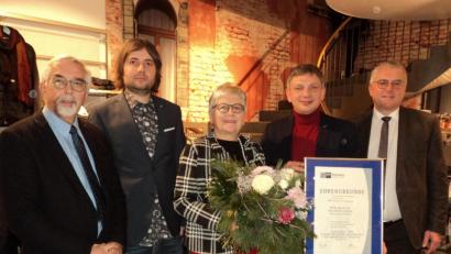 Bild: ksi
Bürgermeister Manfred Rodde (links, Schwarzenfeld) und Bürgermeister Richard Tischler (rechts, Pfreimd) gratulierten dem Juniorchef Jonas Joswig und der Senior-Chefin Inge Bauer-Joswig. IHK-Geschäftsführer Manuel Lischka (Zweiter von rechts) überreichte eine Urkunde.