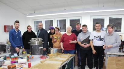 Bild: m
In der "Kerzenwerkstatt" des Heilpädagogischen Zentrums Irchenrieth herrscht vor Weihnachten Hochbetrieb. Im Bild das Team mit Gruppenleiter Marco Bauer (ganz links), betreuter Mitarbeiterin Stefanie Jelinek (Zweite von links), Werkstattleiter Josef Albang (Dritter von links) und Fertigungsleiter Reinhard Kagerer (Vierter von rechts).