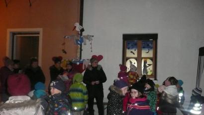 Bild: amö
Die Kinder warteten gespannt auf die Öffnung des vierten Adventsfensters.