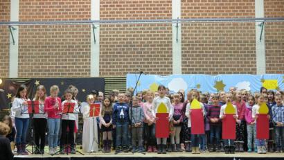 Bild: jzk
Vier Kerzen entzündeten die Kastler Grundschüler bei ihrem Weihnachtsspiel.