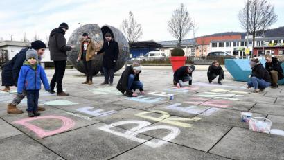 Bild: Petra Hartl
Ambergs Bürgerkugel im Hintergrund auf dem Multifunktionsplatz steht Gott sei Dank nicht in Flammen, aber auf das brennende Problem der Regenwald-Zerstörung samt anderer lodernder Wälder weltweit hat die Fridays-for-Future-Bewegung am Freitag am globalen Regenwald-Tag mit einer Malaktion am Pflaster aufmerksam gemacht. „Die Erde brennt“ steht da in großen Lettern. Auch auf den Schutz deutscher Forstflächen und Bäume wollten die jungen Leute damit hinweisen.