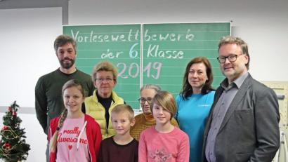 Bild: jma
Die Entscheidung der Juroren - Schulleiter Wolfgang Bodensteiner (hinten, von rechts), Ines Knüpfer vom Elternbeirat, Felizitas Rahman und Förderlehrerin Angelika Heser - fällt knapp aus: Antonia Keck (vorne, links) gewinnt den Vorlesewettbewerb an der Markus-Gottwalt-Schule vor Lena Zöller (vorne, von rechts) und Julian Keller. Auch Klassenlehrer Thomas Ott (links) gratuliert den drei Teilnehmern.