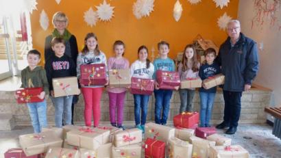 Bild: weu
Stolz übergeben die Kinder der Grundschule Teunz gemeinsam mit Schulleiterin Friederike Bösl die Päckchen für die Oberviechtacher Tafel an Dr. Friedrich Keller.