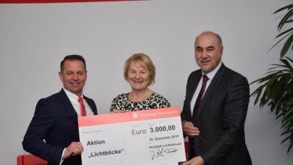 Bild: fz
Lichtblicke-Schirmherrin Elisabeth Wittmann nimmt die Spende der Vereinigten Sparkassen von Josef Pflaum (rechts) und Gerhard Hösl (links) entgegen.