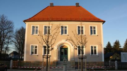 Bild: bjp
Den Weg vom "alten Ding" zum Multifunktionsgebäude mit Bibliothek, Gruppen- und Beratungsräumen hat das alte Pfarrhaus fast komplett zurückgelegt. Am 20. Februar 2020 soll hier erstmals geheiratet werden.