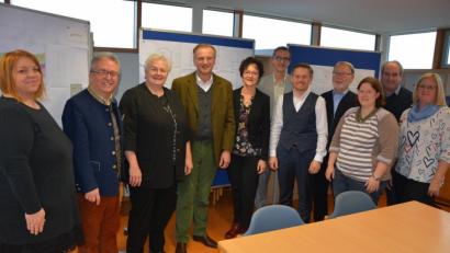 Bild: jr
Beim Besuch der Lebenshilfe in Mitterteich mit dabei waren (von links) Sandra Köstler (Lebenshilfe), Bezirksrat Toni Dutz, Kreisrätin Angela Burger, Lebenshilfe-Geschäftsführer Berthold Kellner, Kreisrätin Inge Härtl, Schulleiter Klaus Jahn, MdL Tobias Reiß, Ludwig Spreitzer, Christina Ponader, CSU-Fraktionsvorsitzender Josef Schwägerl und Julia Schmeller.