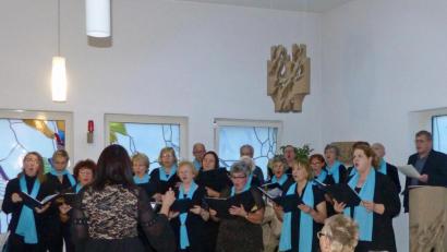 Bild: exb
Unter der Leitung von Larissa Burgardt stimmen die Sängerinnen und Sänger im Seniorenheim auf das bevorstehende Weihnachtsfest ein.