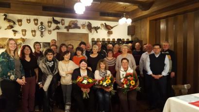 Bild: exb
Die Ehrenamtlichen mit (sitzend, von links) Melanie Schmidt, Claudia Uschold und Evi Eckl sowie Kulturamtsleiter Fred Tischler (Zweiter von rechts) und Nina Mutzbauer vom Stadtmarketing (links).