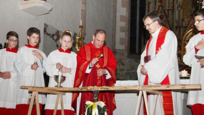 Bild: JOCHEN NEUMANN ERBENDORF
Pfarrer Edmund Ungerer (vierter von links) segnete mit dem Erbendorfer Pfarrer Martin Besold die Glocke.