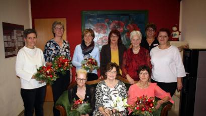 Bild: R. Kreuzer
Blumen und Präsente gibt es für die langjährigen und ausscheidenden Mitarbeiter des Seniorenheims Franz Zebisch von AWO-Kreisvorsitzender Hilde Zebisch (stehend, Dritte von rechts), Heimleiterin Silvia Zeitler (stehend, Zweite von rechts) und Petra Gierhardt-Stangl (stehend, rechts).