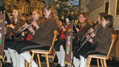 Bild: agr
Mit Können und Talent begeistern die Aktiven des Musikvereins Seebarns beim Weihnachtskonzert in der Pfarrkirche. Die Jugendblaskapelle (Bild) unter der Leitung von Doris Drexler entführte klanglich sogar nach Irland.