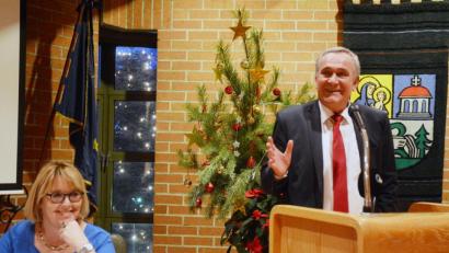 Bild: Gabi Schönberger
Zufrieden mit dem Jahr 2019 zeigte sich Oberbürgermeister Kurt Seggewiß in seiner letzten Weihnachtsansprache im Stadtrat. Den Beschäftigten der Kliniken Nordoberpfalz AG sagte er, dass die kommunale Familie eine Insolvenz niemals zulassen werde. Kämmerin Cornelia Taubmann berichtete von erfreulichen Überschüssen im städtischen Haushalt.