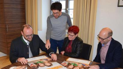 Bild: exb
Landrat Andreas Meier, Bildungskoordinator Christian Frey sowie Elke und Roland Kusche vom Beruflichen Schulzentrum planen eine neue Qualifizierungsmöglichkeit.