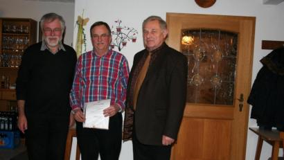Bild: gpa
Für 15-jährige Mitgliedschaft im Eschenbacher Imkerverein, dem schon sein Vater und der Großvater angehörten, wird Gerhard Braun (Mitte) vom Bayerischen Imkerverband mit der Bronze-Medaille geehrt. Mit im Bild sind der Pressather Pfarrer Edmund Prechtl (links) sowie Imkervorsitzender Anton Schönberger.