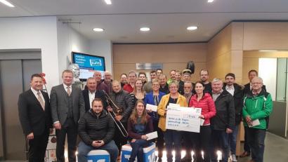 Bild: Katja Deinzer
Strahlende Gesichter bei Gebern und Empfängern sind bei der Spendenübergabe in der Schalterhalle der Raiffeisenbank Sulzbach-Rosenberg zu sehen.