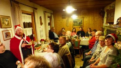Bild: jp
Beim Jahresabschluss und der Weihnachtsfeier der Selbsthilfegruppe Roadrunner in der ehemaligen Kastler Eisenbahnhütte kam der Nikolaus und las den Anwesenden die Leviten und
Es gab einen Päckchentausch, der so manche Überraschung bereit hielt.