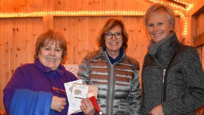 Bild: rgr
Anita Stauber (von rechts) und Frauenbund-Vorsitzende Doris Schreglmann übergeben die bunt verpackten Päckchen an Monika Sebald.