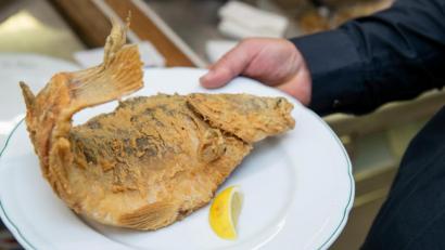 Bild: Daniel Karmann
Ein frittierter Karpfen liegt auf einem Teller. Foto: Daniel Karmann/dpa