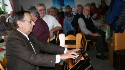 Bild: gpa
Georg Prechtl spielt seine "Concertinette" oder "Wanzenpress" nicht nur sehr gut. Mit seiner Tenorstimme trägt er zusammen mit den Männern des Rentnerclubs und deren Frauen auch Weihnachtslieder vor. Prechtls Repertoire umfasst zur Abreundung des Programmes außerdem besinnliche Geschichten.
