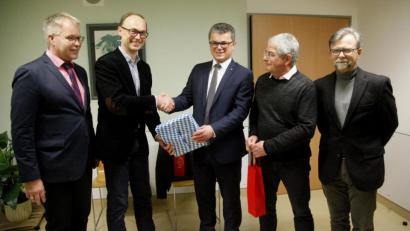 Bild: Hirsch
Geschäftsleiter Georg Keil, Chirurg Walter Heigenhauser, Bürgermeister Martin Birner, Dr. Heinz Graf und Dr. Richard Wagner (von links) vollzogen den Wechsel in der chirurgischen Praxis am ehemaligen Neunburger Krankenhaus.