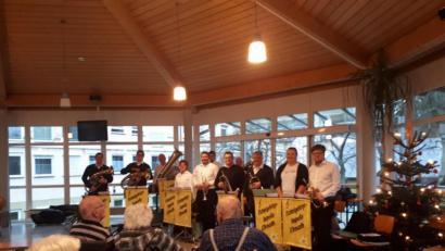 Bild: soj
Die Fichtelgebirgskapelle Ebnath unter Leitung von Johannes Prechtl (links) bereitete den Senioren in Bad Alexandersbad wieder ein paar unvergessliche Momente.