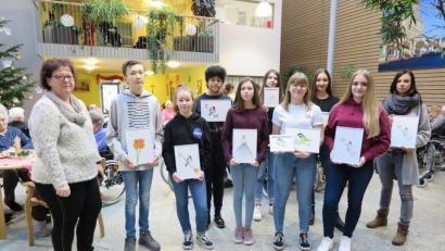 Bild: jzk
Heimleiterin Claudia Heier (links) bedankte sich bei Fachlehrerin Daniela Dötterl (rechts) und den acht Schülern aus der Talentklasse für ihre Aktion „Glück teilen“ im Seniorenzentrum.