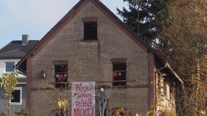 Bild: bl
"Bürgermeinung zählt nicht" beklagen die Anwohner hier auf diesem Transparent gegen den Bebauungsplan "An der Krankenhausstraße" und peilen nun ein Bürgerbegehren an.